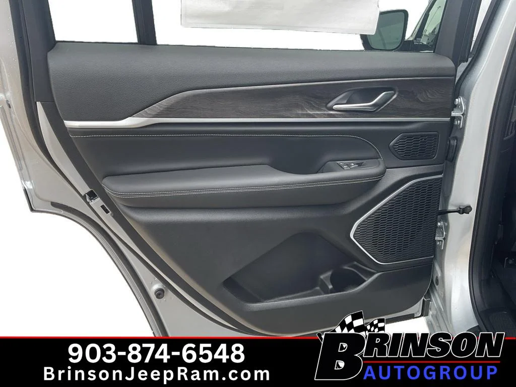 New 2026 Silver Zynith Exterior Paint Jeep Limited Reserve image 7