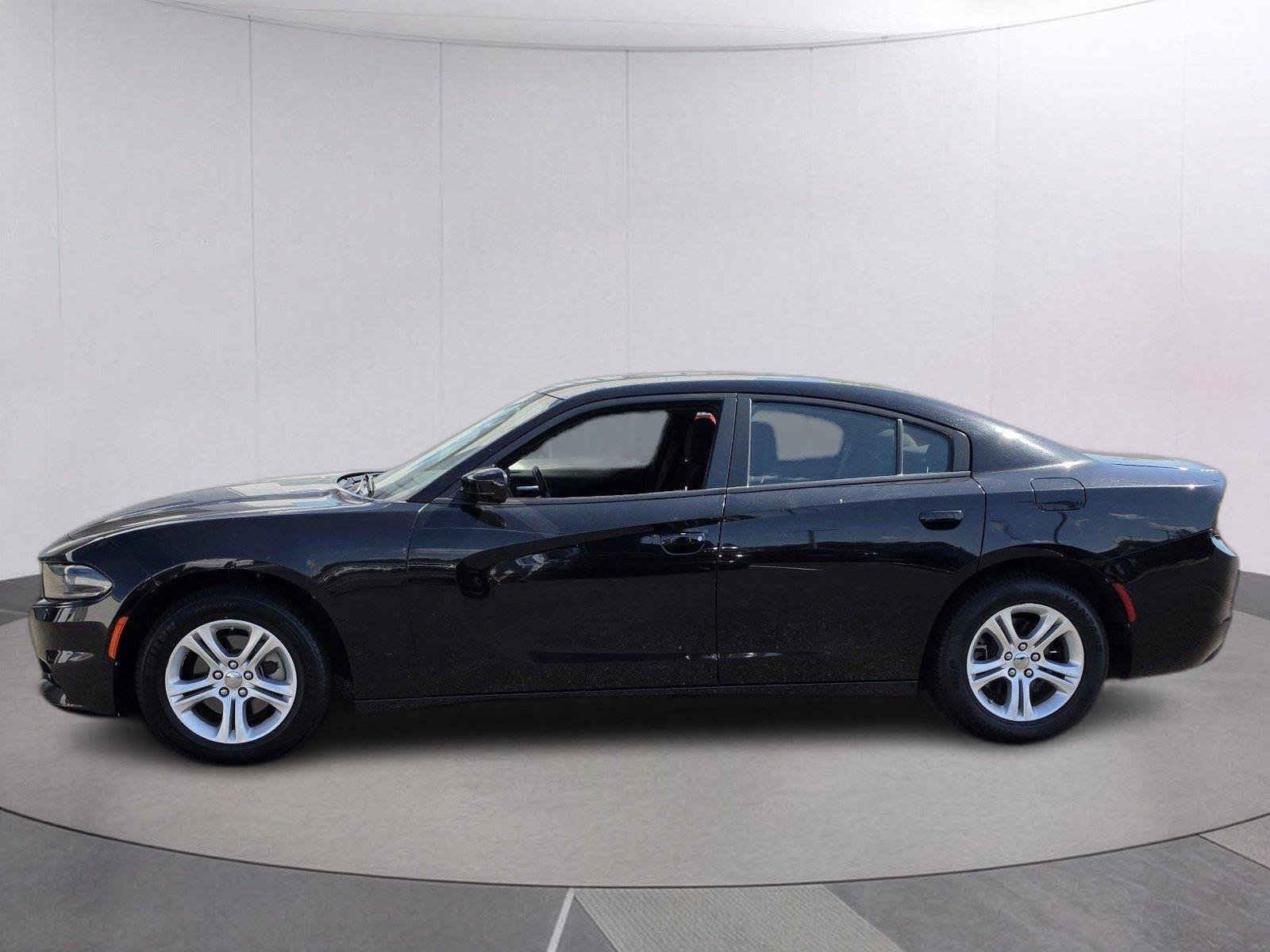 Used 2023  Dodge SXT image 2