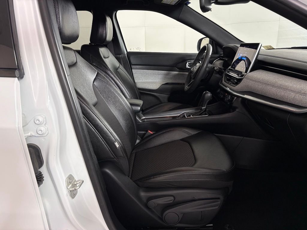 Used 2024 White Jeep Latitude image 41