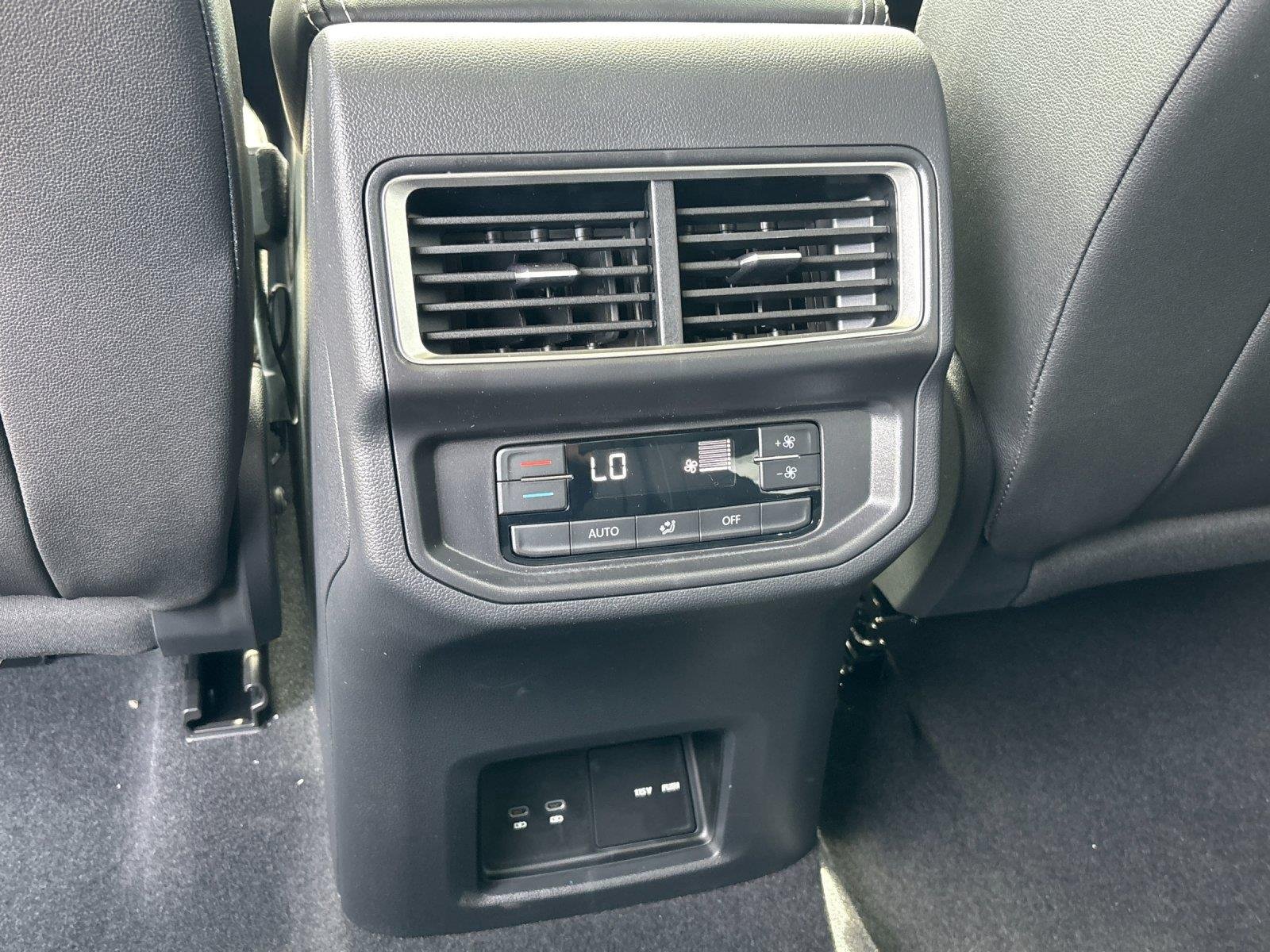 2025 Volkswagen Atlas SE w/Tech - Photo 33
