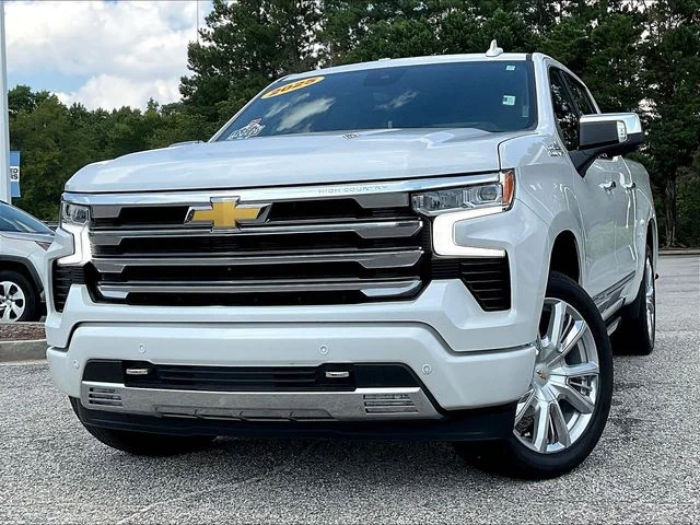 Used 2025 Beige Chevrolet High Country image 3