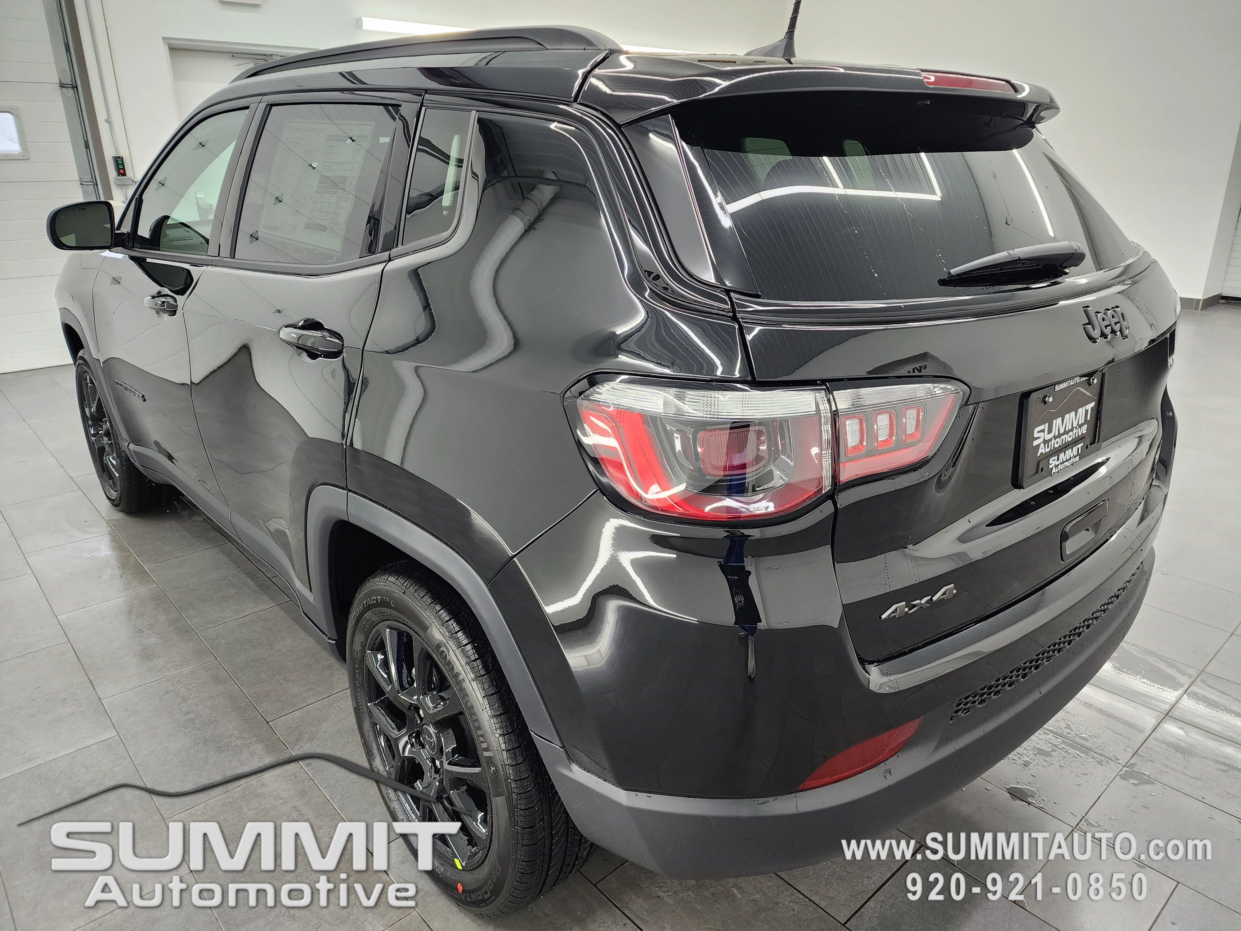 New 2026 Diamond Black Crystal Pearl-Coat Exterior Paint Jeep Latitude image 5