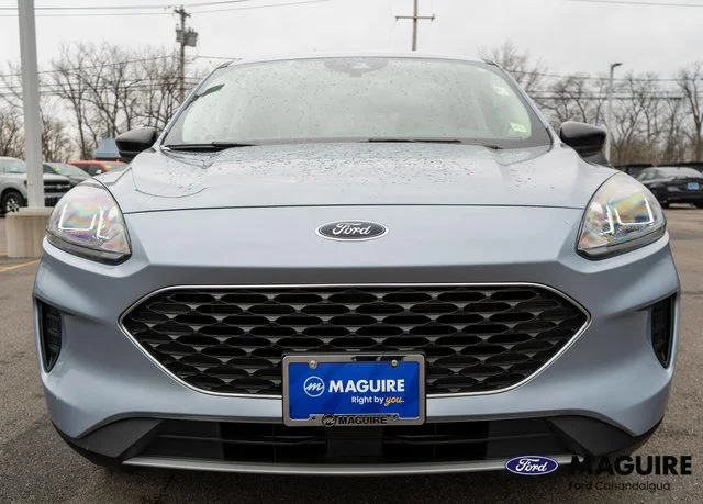 Used 2022 Blue Ford SE image 3