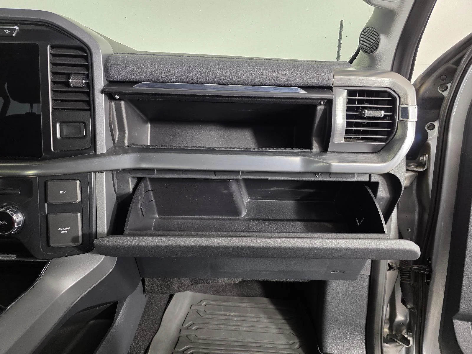 Used 2022  Ford LARIAT image 26