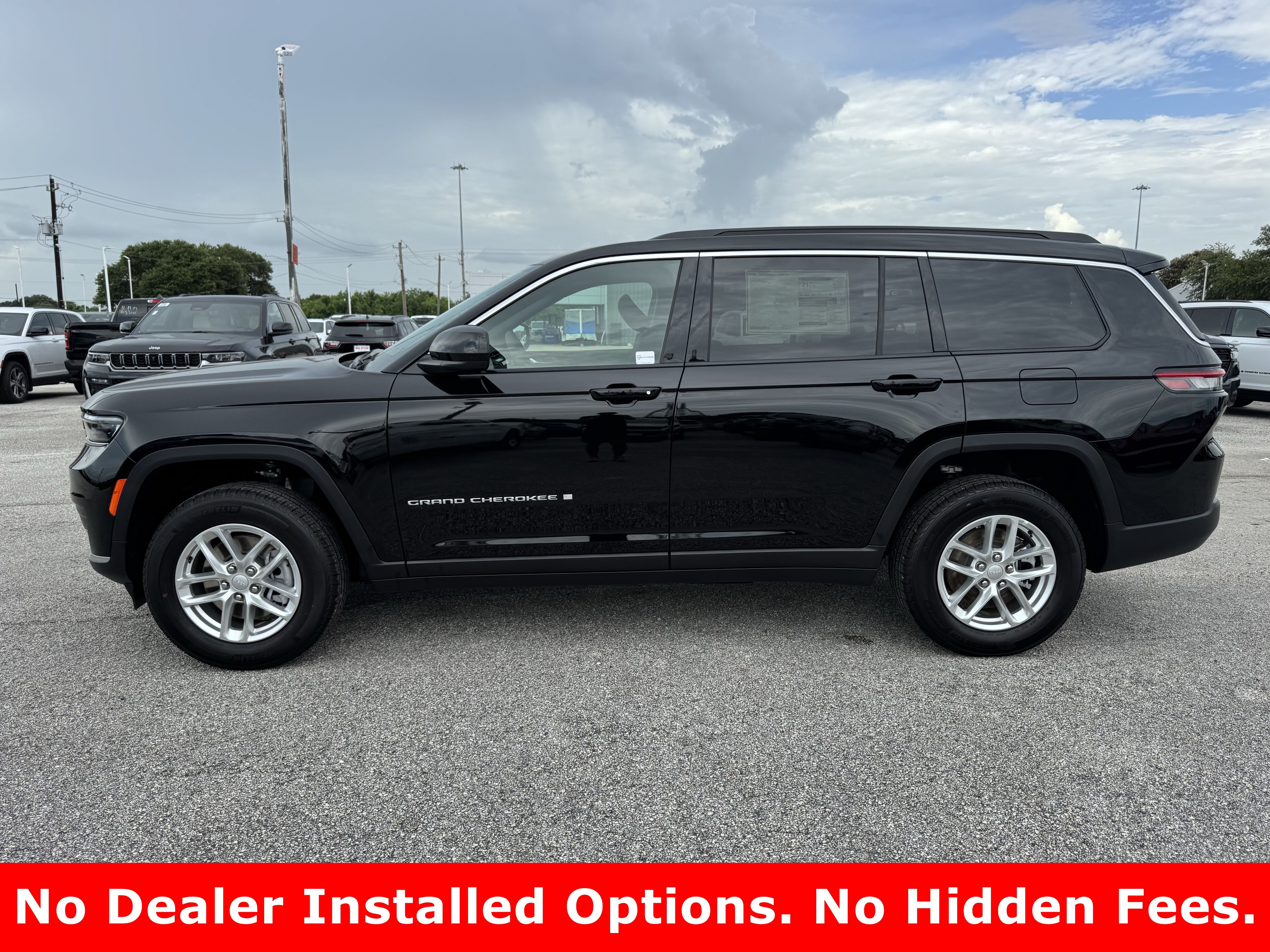 New 2026 Diamond Black Crystal Pearl-Coat Exterior Paint Jeep Laredo image 4