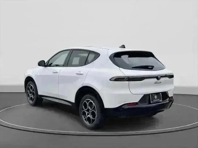 New 2025 Milano White Exterior Paint Alfa Romeo  image 4