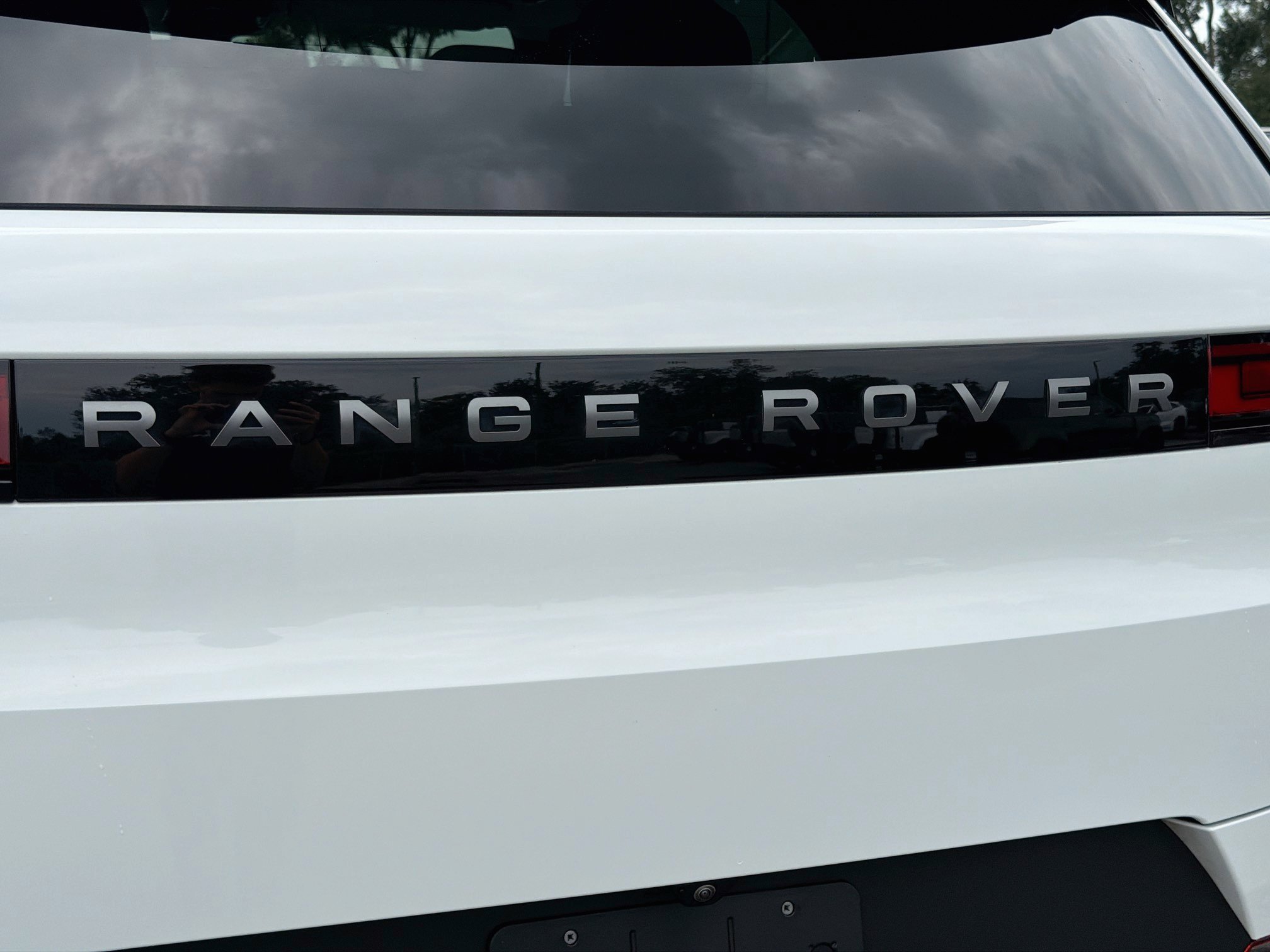 Used 2023 White Land Rover SE image 11
