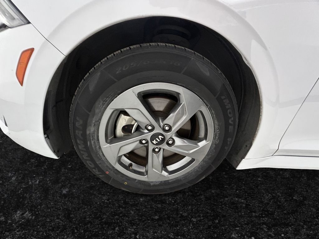 Used 2021 White Kia LXS image 27