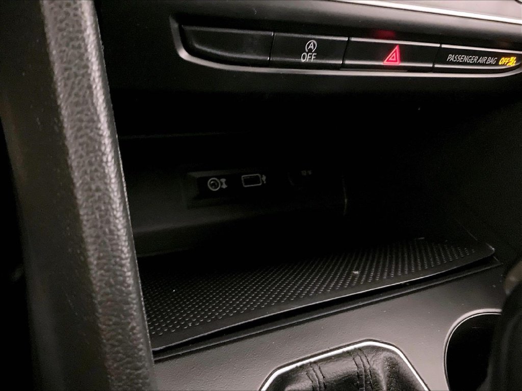 Used 2019 White Volkswagen 3.6L V6 SE image 27