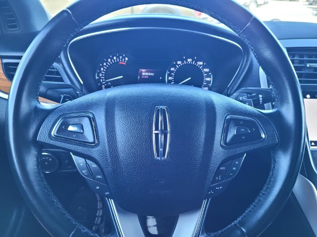 Used 2019 Gray Lincoln Select image 26