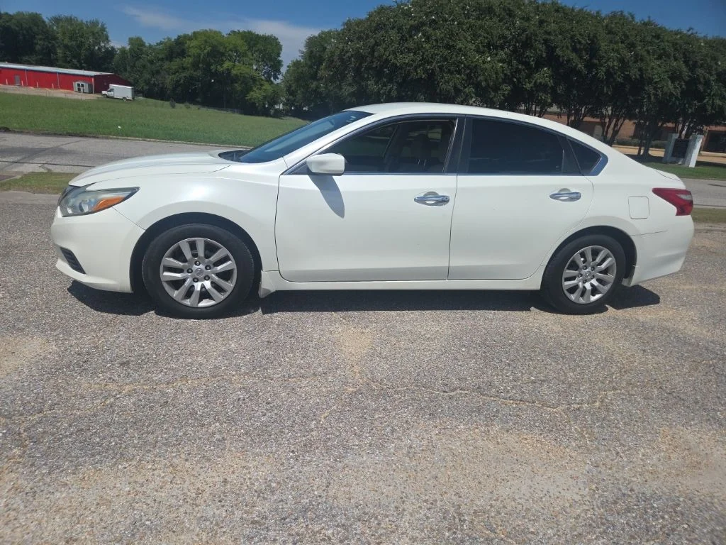 Used 2017 White Nissan 2.5 S image 6
