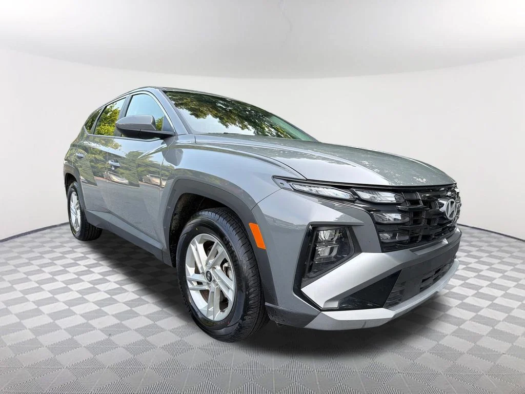 Used 2025 Gray Hyundai SE image 3