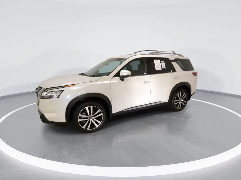 Used 2024 White Nissan Platinum image 6