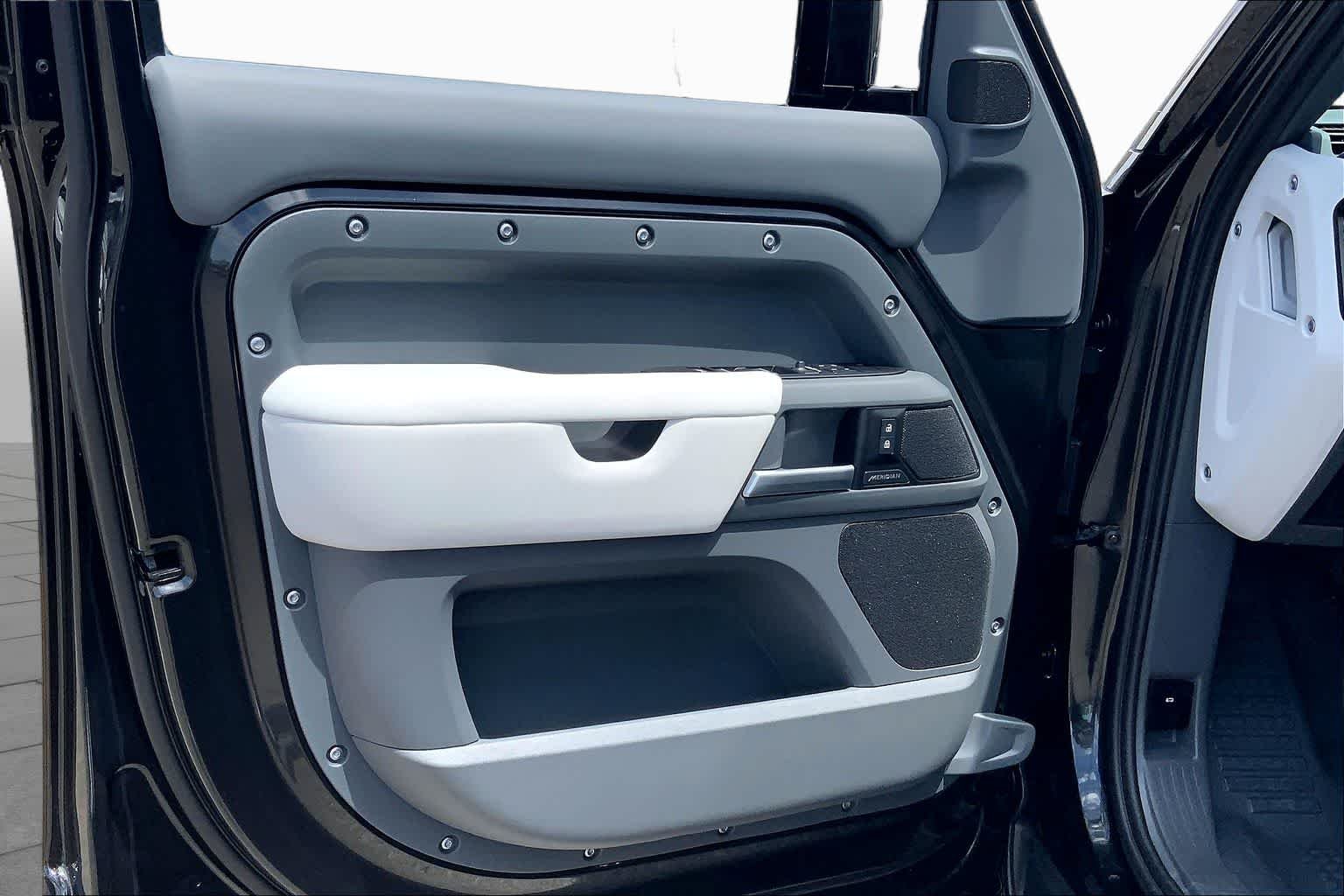 New 2026 Santorini Black Land Rover S image 10