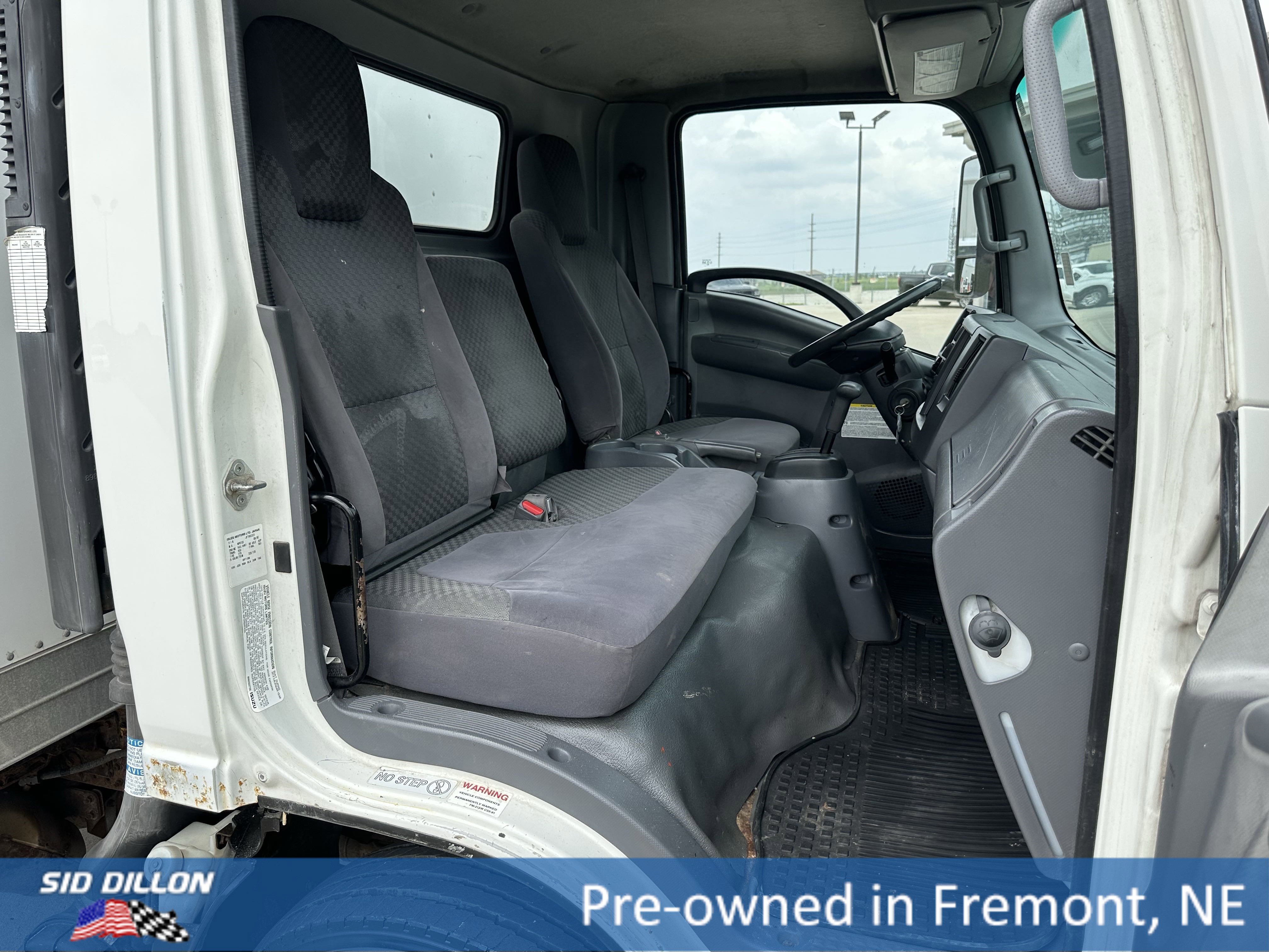 Used 2015 White Isuzu 4x2 2dr 71.0 in. BBC Tilt Cab image 5