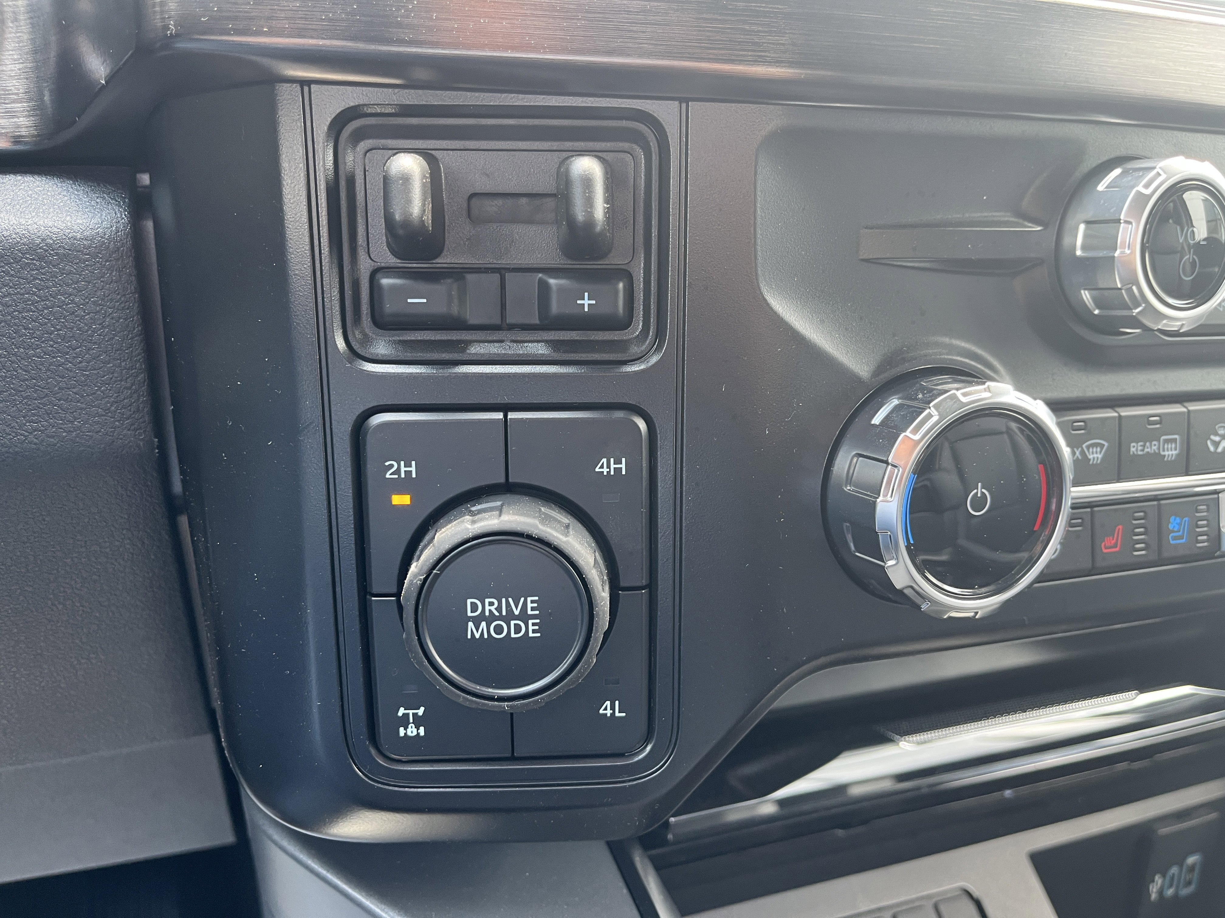 New 2026 Star White Metallic Tri-Coat Ford F-350® Lariat® image 25