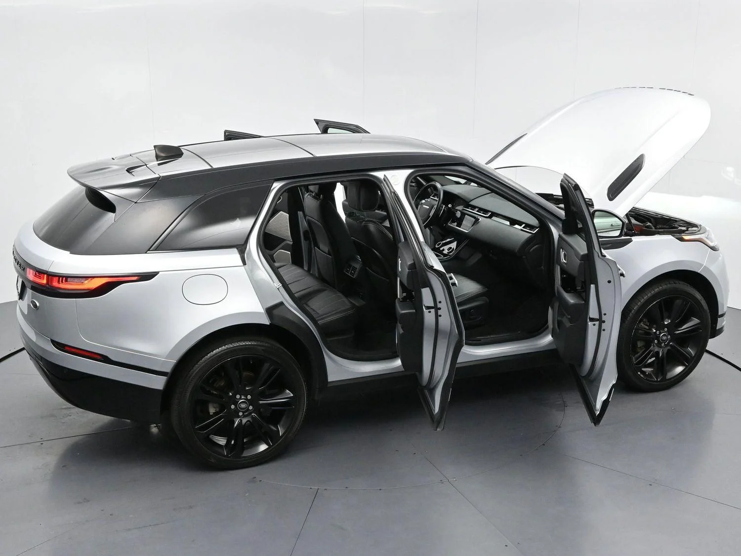 Used 2020 Silicon Silver Premium Metallic Land Rover R-Dynamic S image 38