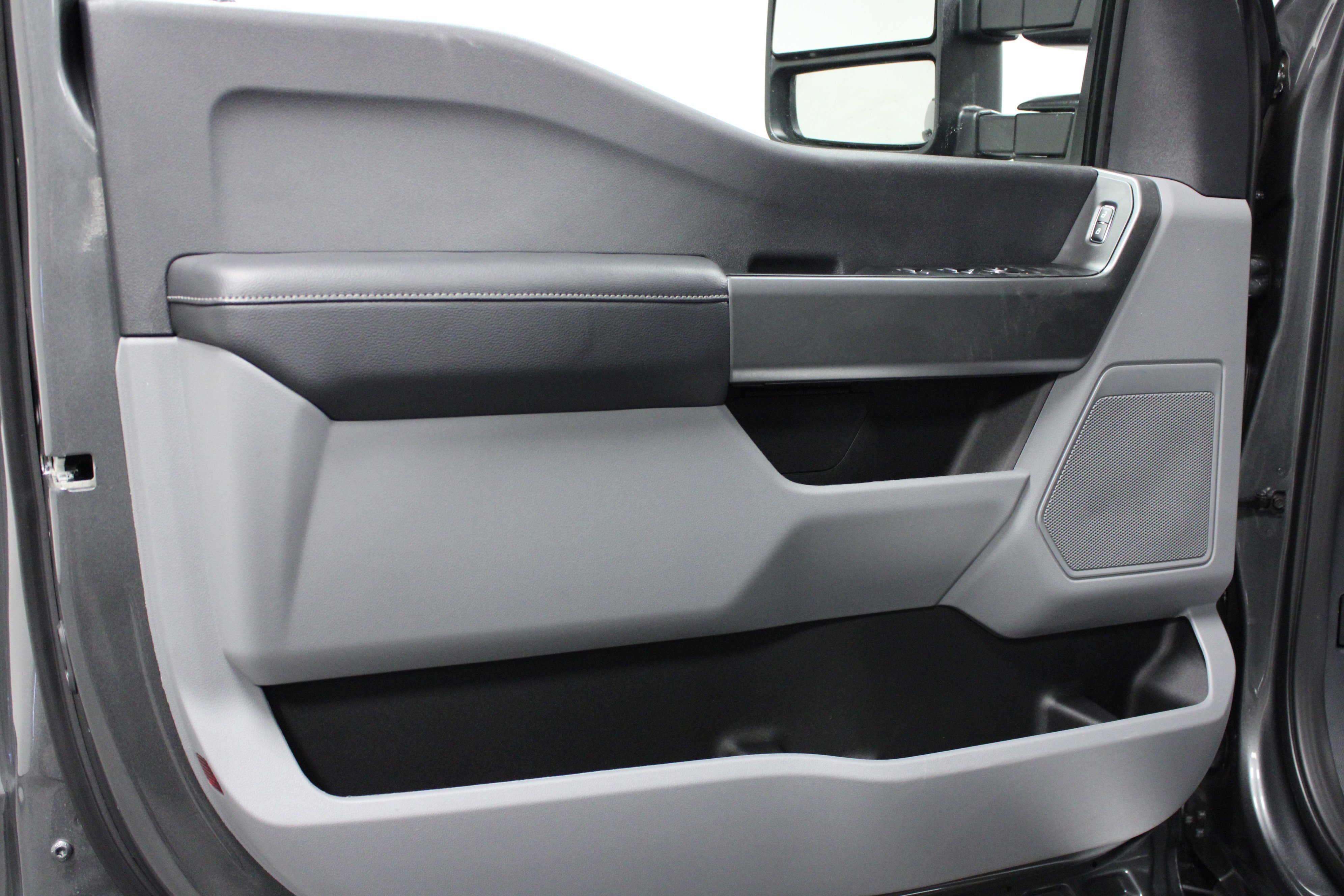 New 2026 Carbonized Gray Metallic Ford XLT image 11