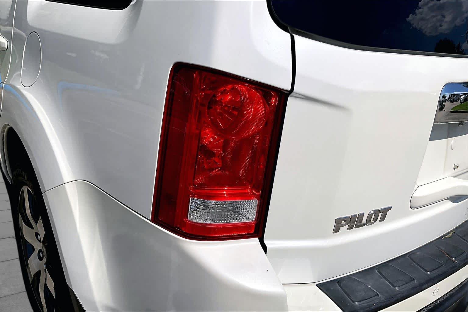 Used 2012 White Diamond Pearl Honda Touring image 27