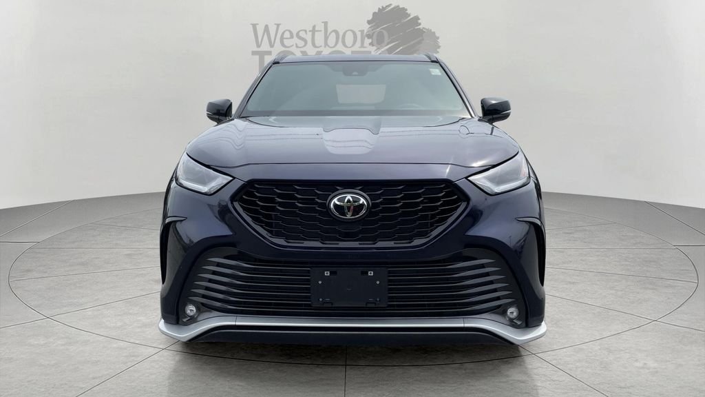 Used 2025  Toyota XSE image 2