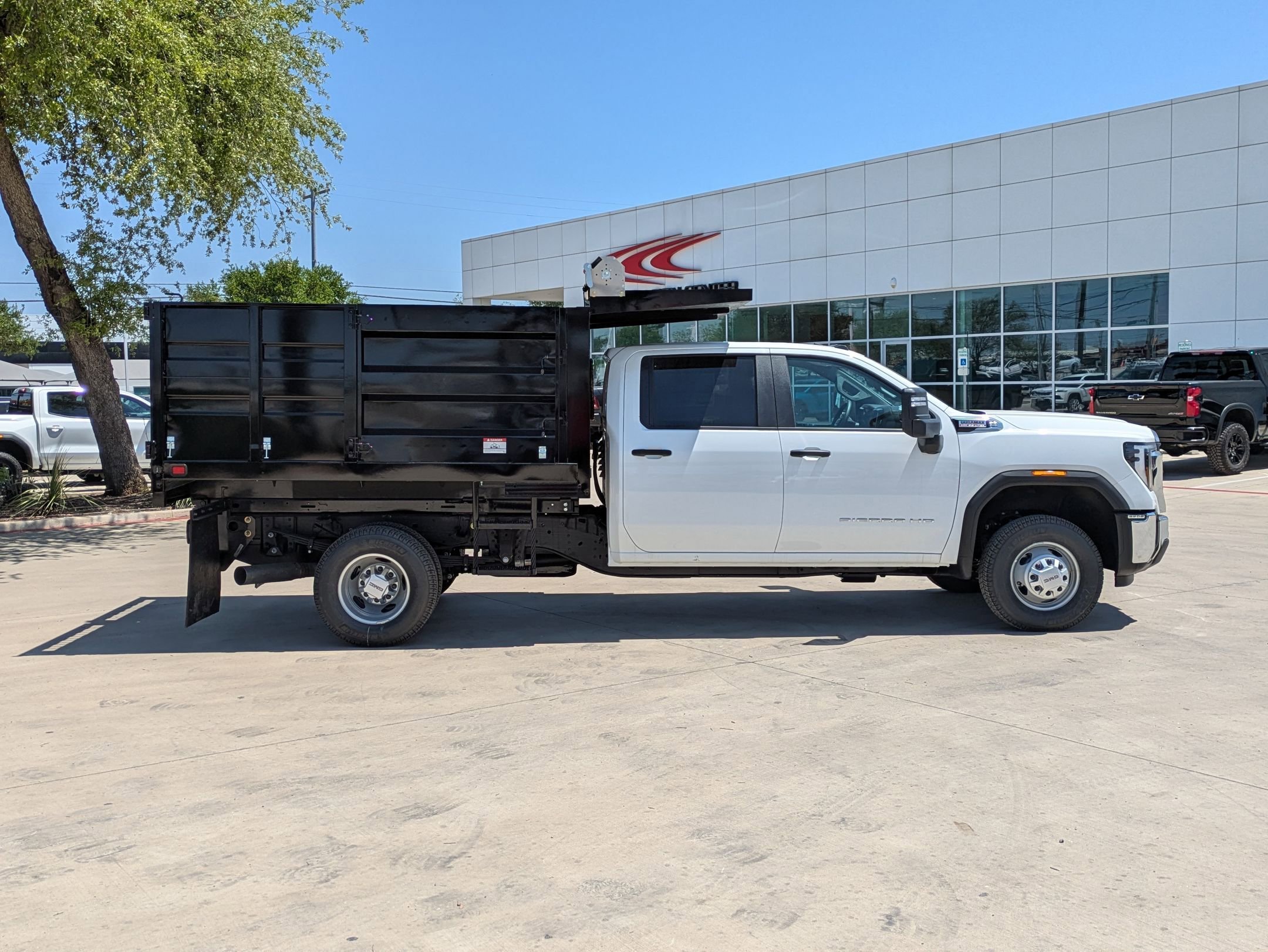 2025 GMC Sierra 3500HD Pro - Photo 4