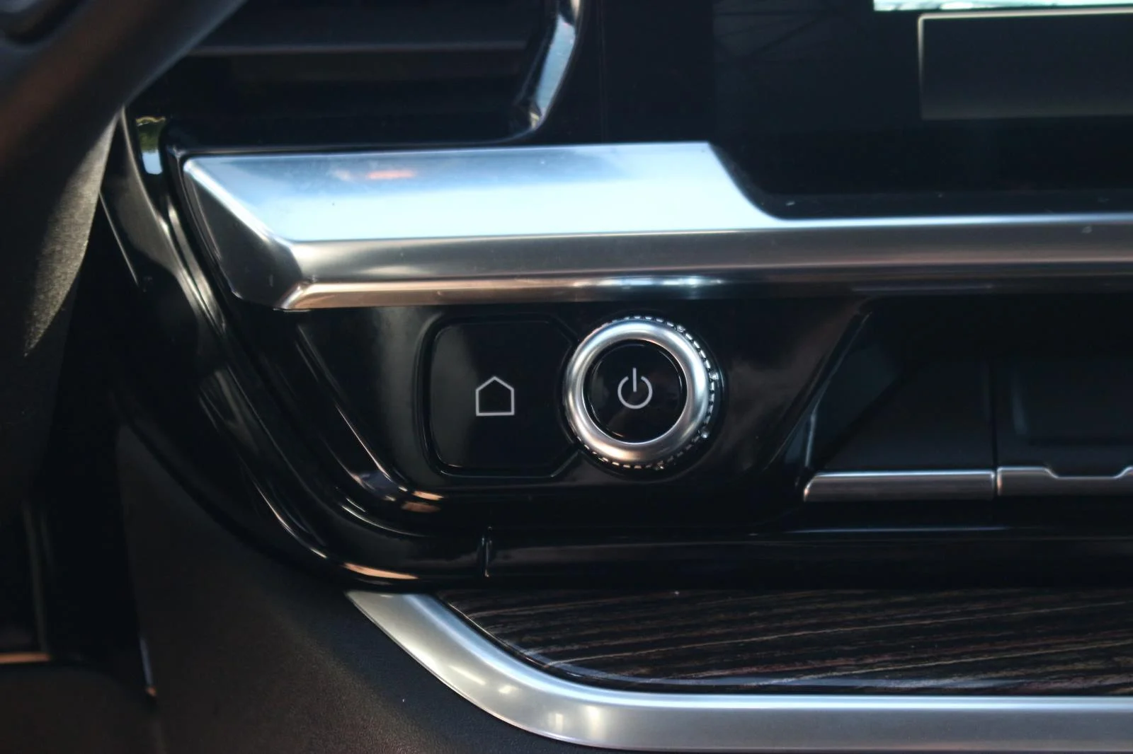Used 2023 Summit White GMC Elevation image 29