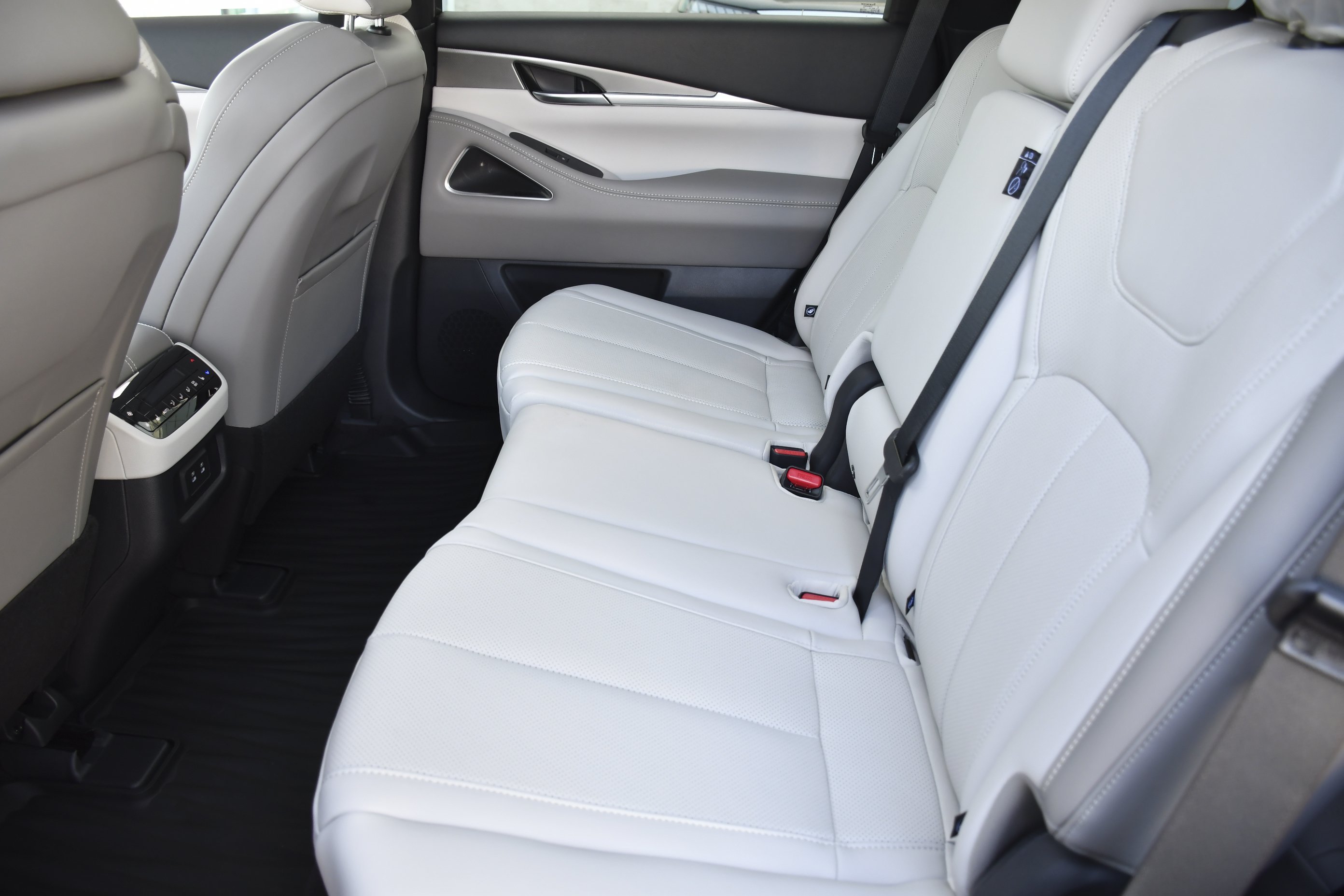 New 2027 HARBOR GRAY INFINITI Luxe AWD image 19
