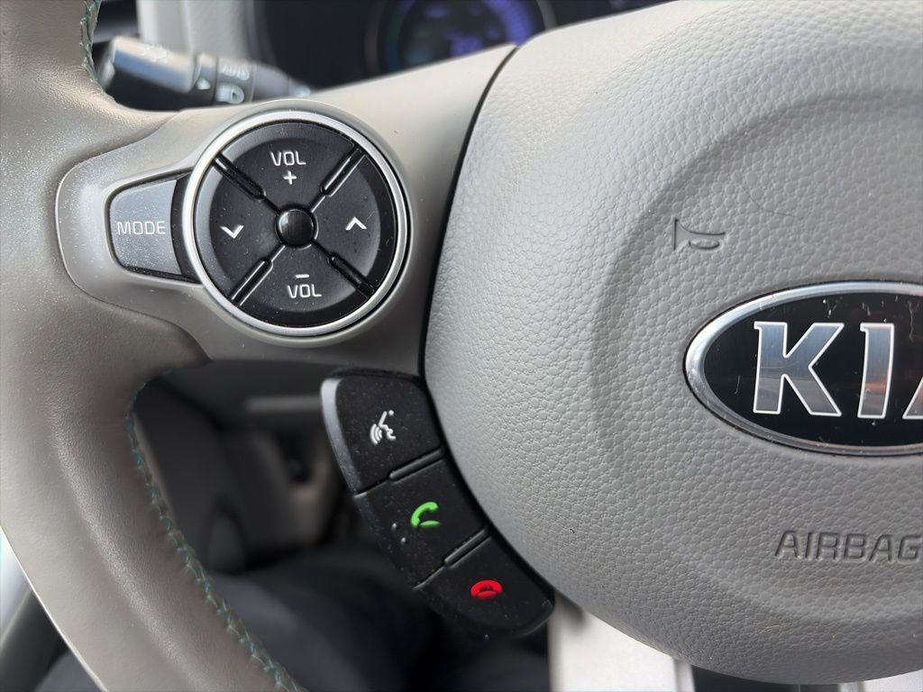 Used 2017 White Kia Base image 29