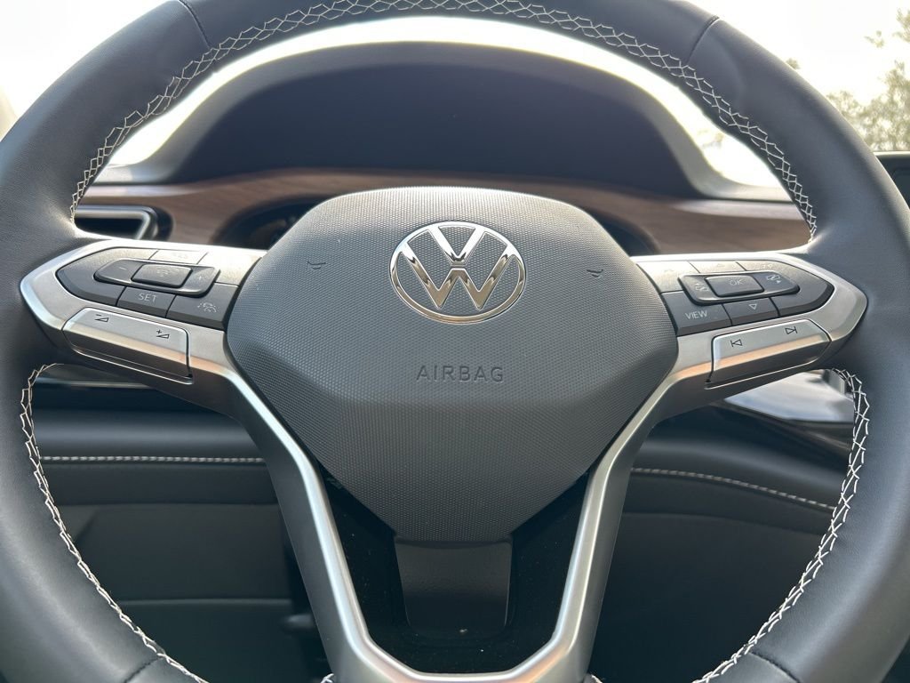 New 2026 White/off-white Volkswagen SE w/Technology image 25