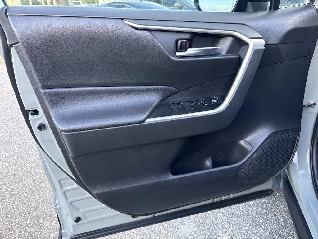 Used 2021  Toyota XLE image 21