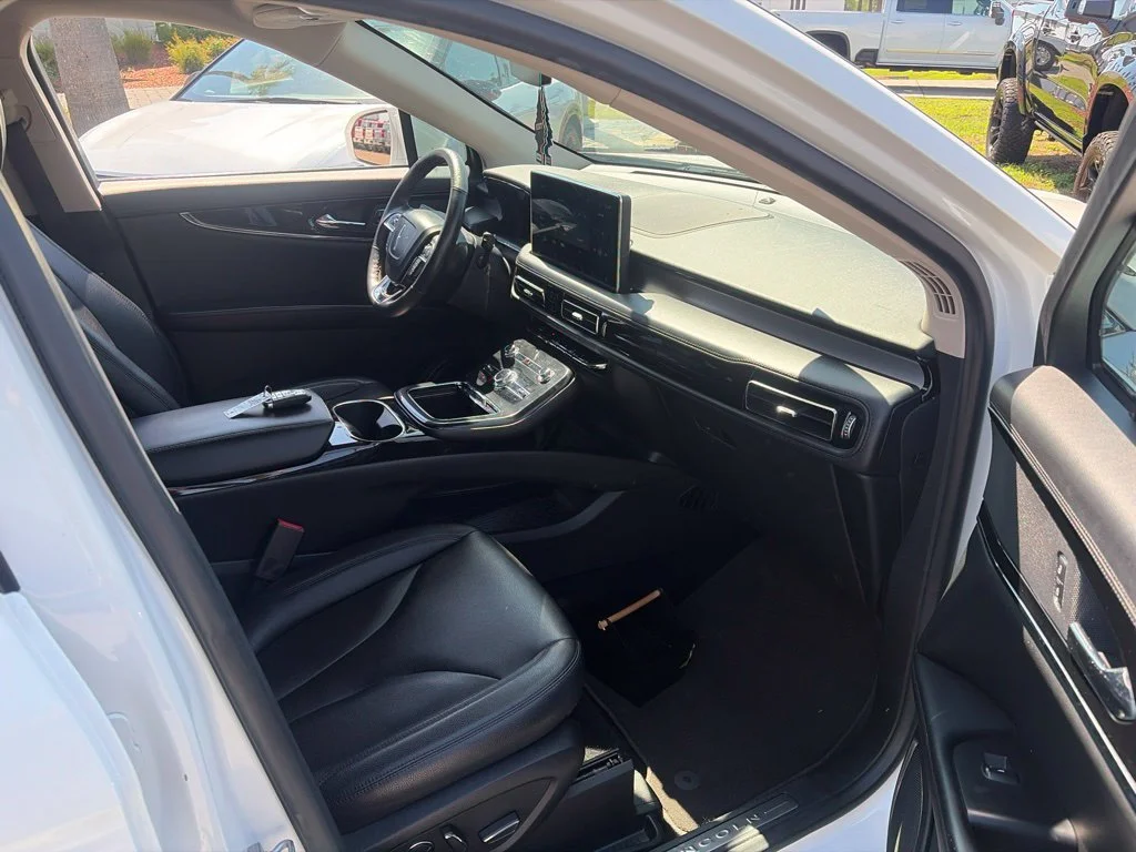 Used 2023 White Lincoln Standard image 10