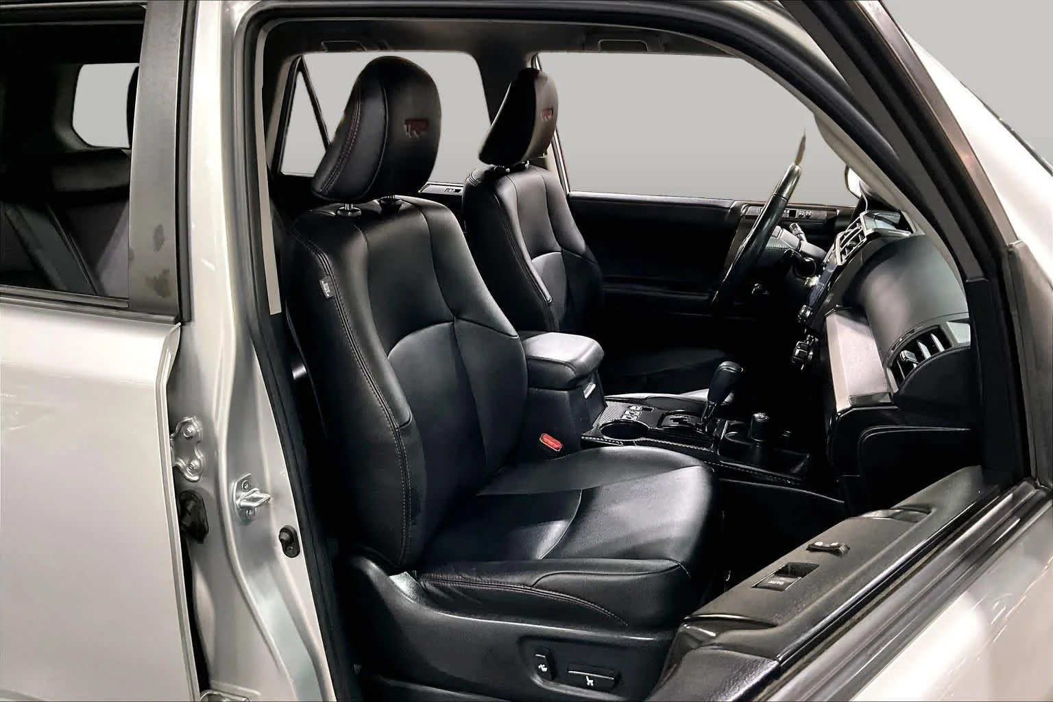 Used 2021 Classic Silver Metallic Toyota Venture image 9