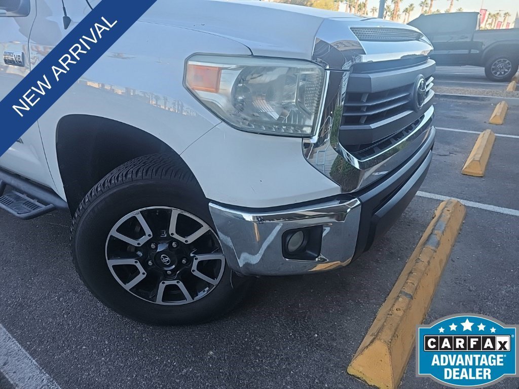 Used 2014 Super White Toyota SR5 image 22