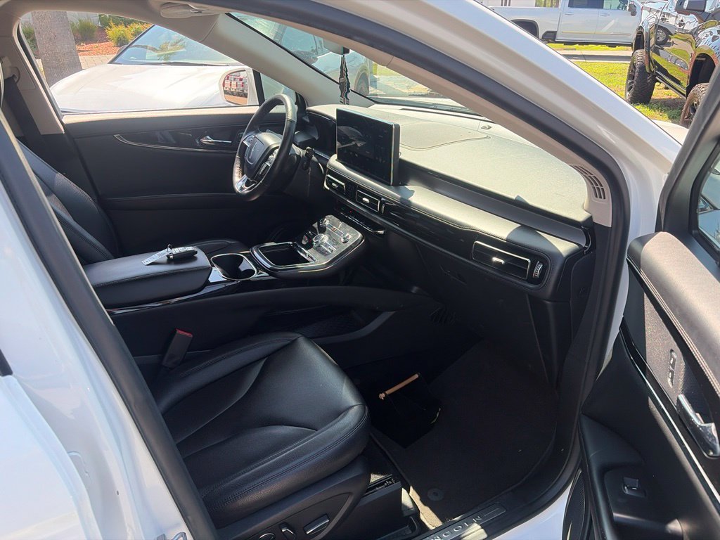 Used 2023 White Lincoln Standard image 10