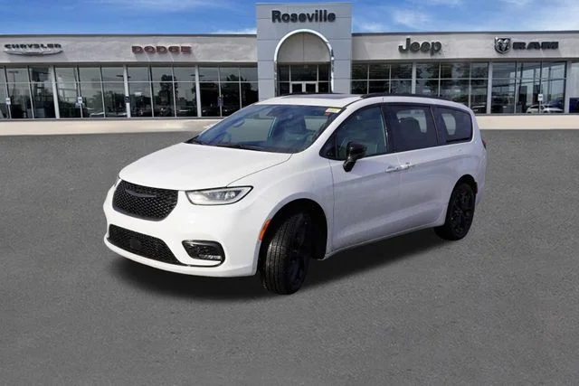 New 2026 Bright White Clear-Coat Exterior Paint Chrysler Limited image 7
