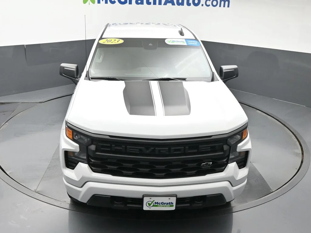 Used 2023 White Chevrolet Custom image 25