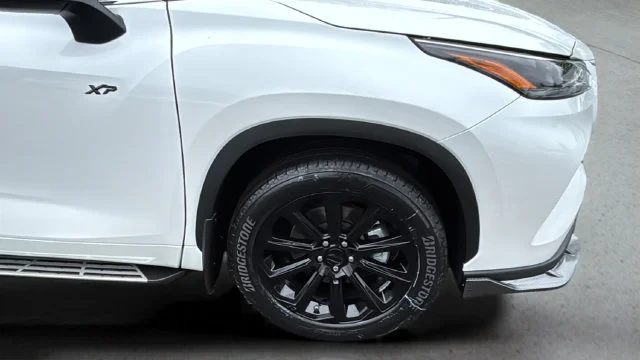 Used 2026 White/off-white Toyota XLE image 38