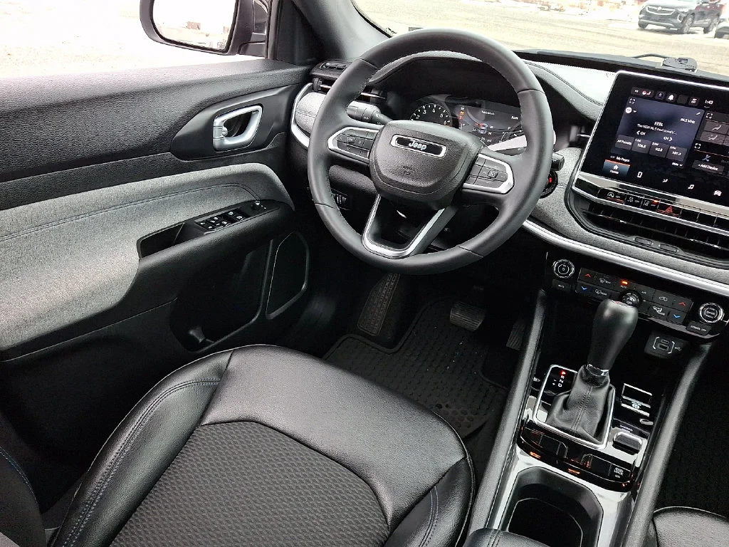 Used 2023 Silver Jeep Latitude image 15