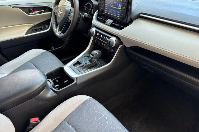 Certified Used 2022 SILVER SKY METALLIC Toyota  image 19