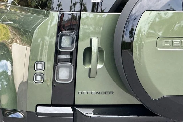New 2026 Woolstone Green Land Rover X-Dynamic SE image 25
