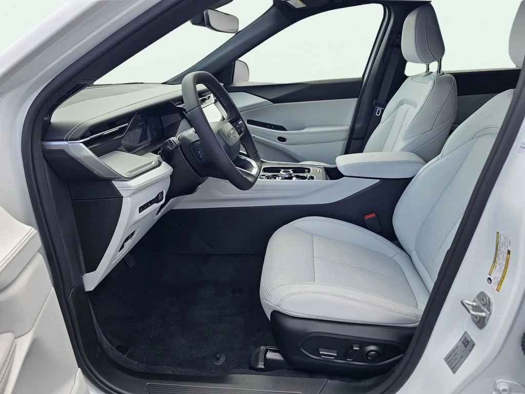 New 2026 Bright White Clear-Coat Exterior Paint Jeep Limited image 17