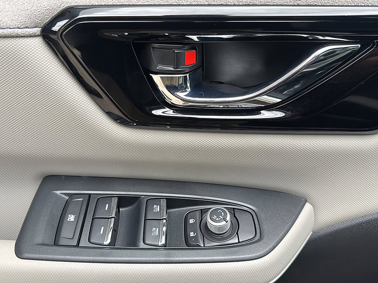 Used 2025 Crystal White Pearl Subaru Limited Hybrid image 17
