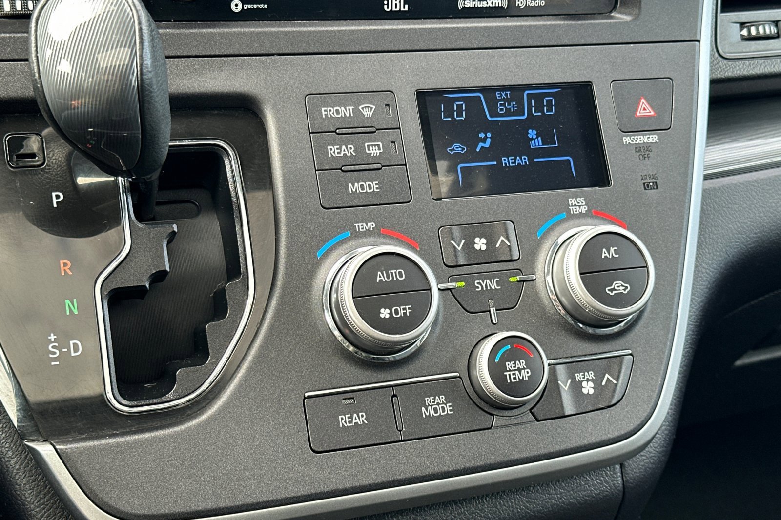 2020 Toyota Sienna SE - Photo 22