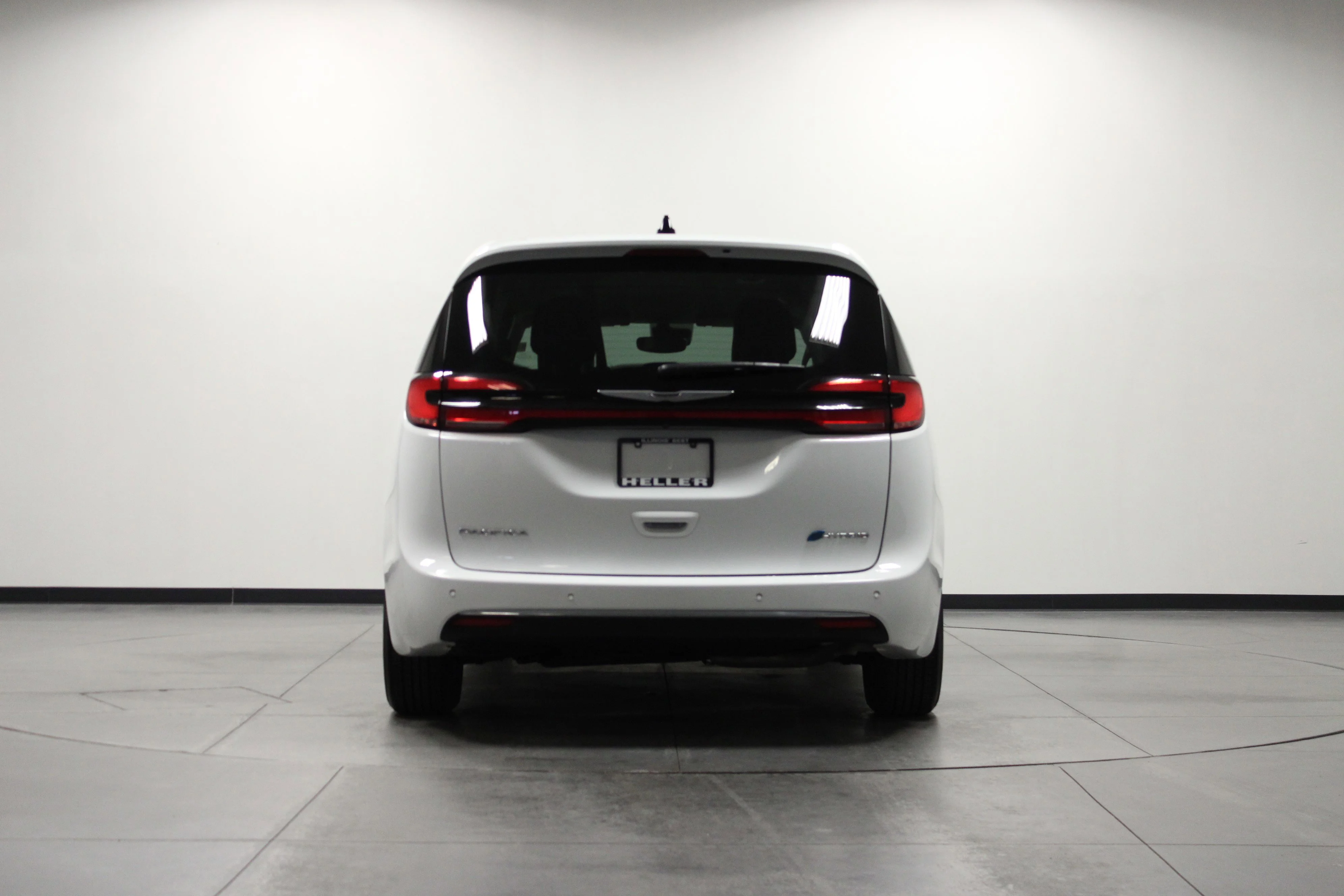 Used 2024 Bright White Clearcoat Chrysler Select image 5