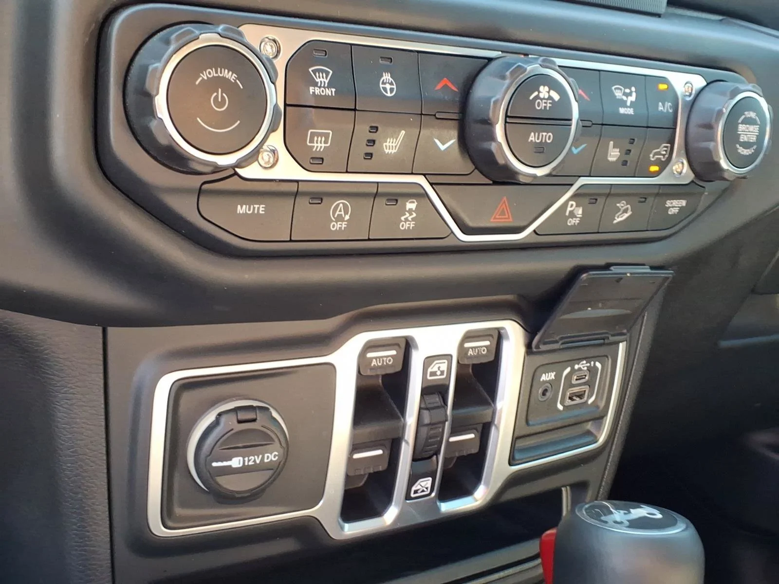Used 2018 Black Clearcoat Jeep Sahara image 13