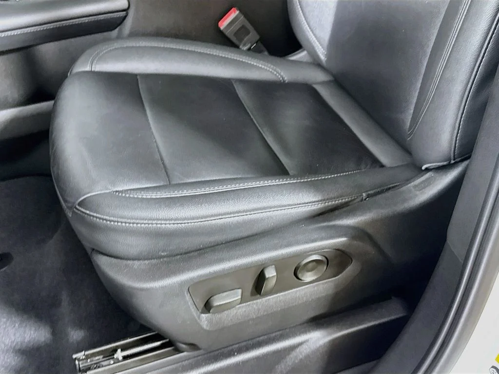 Used 2023 White Chevrolet Z71 image 22