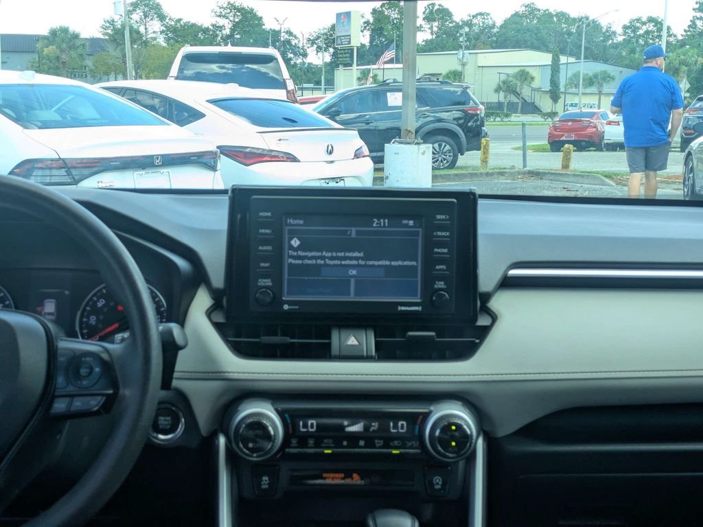 Used 2020 White Toyota XLE image 18