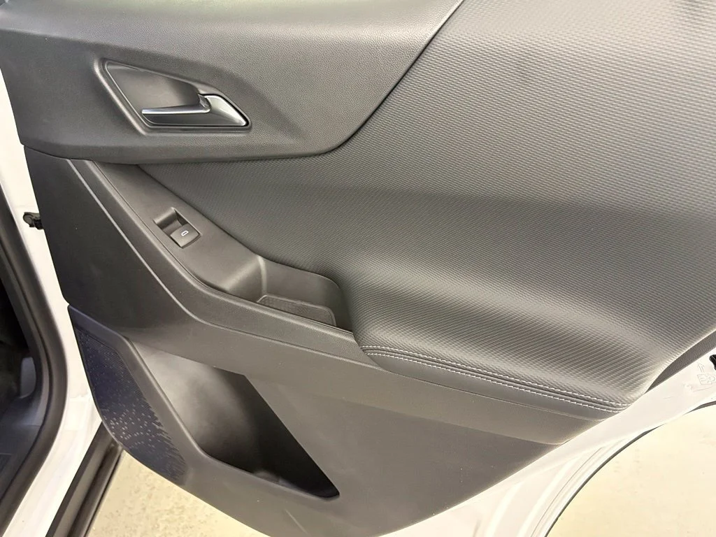 New 2027 Summit White Chevrolet LT image 42
