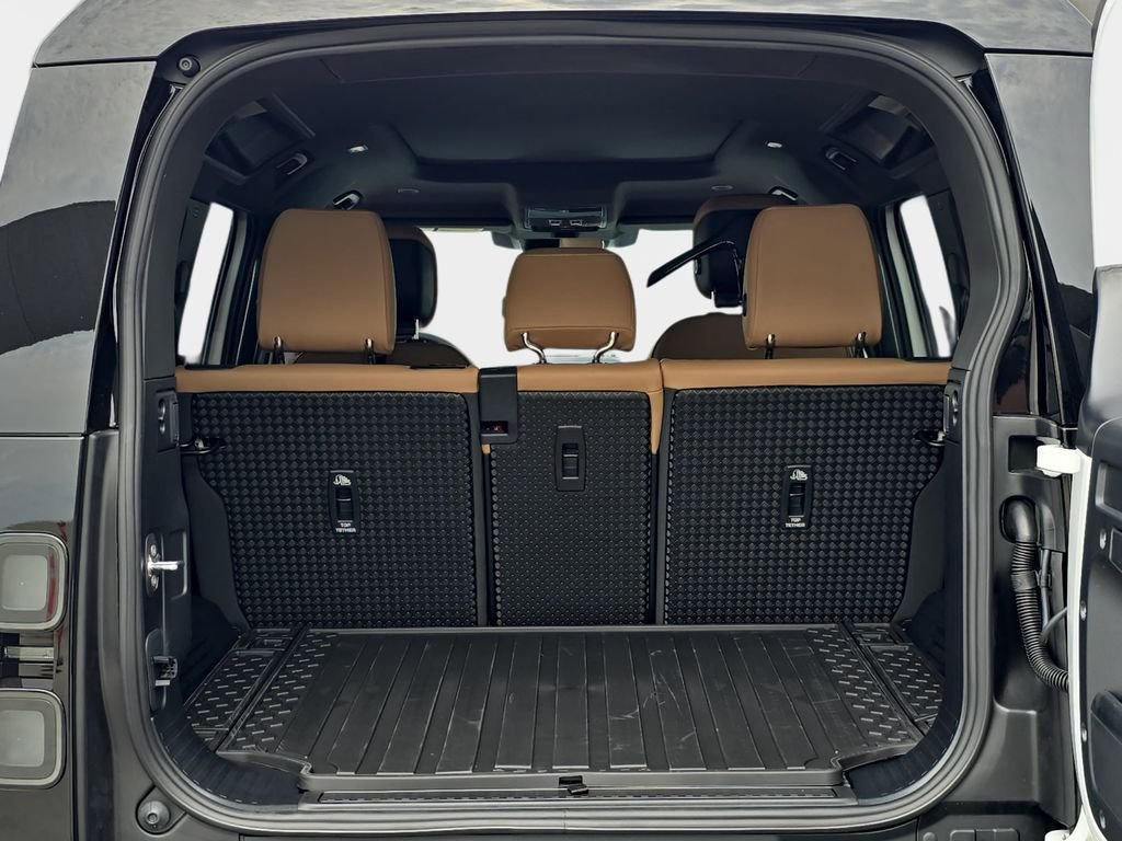 New 2026 Fuji White Land Rover X-Dynamic SE image 12