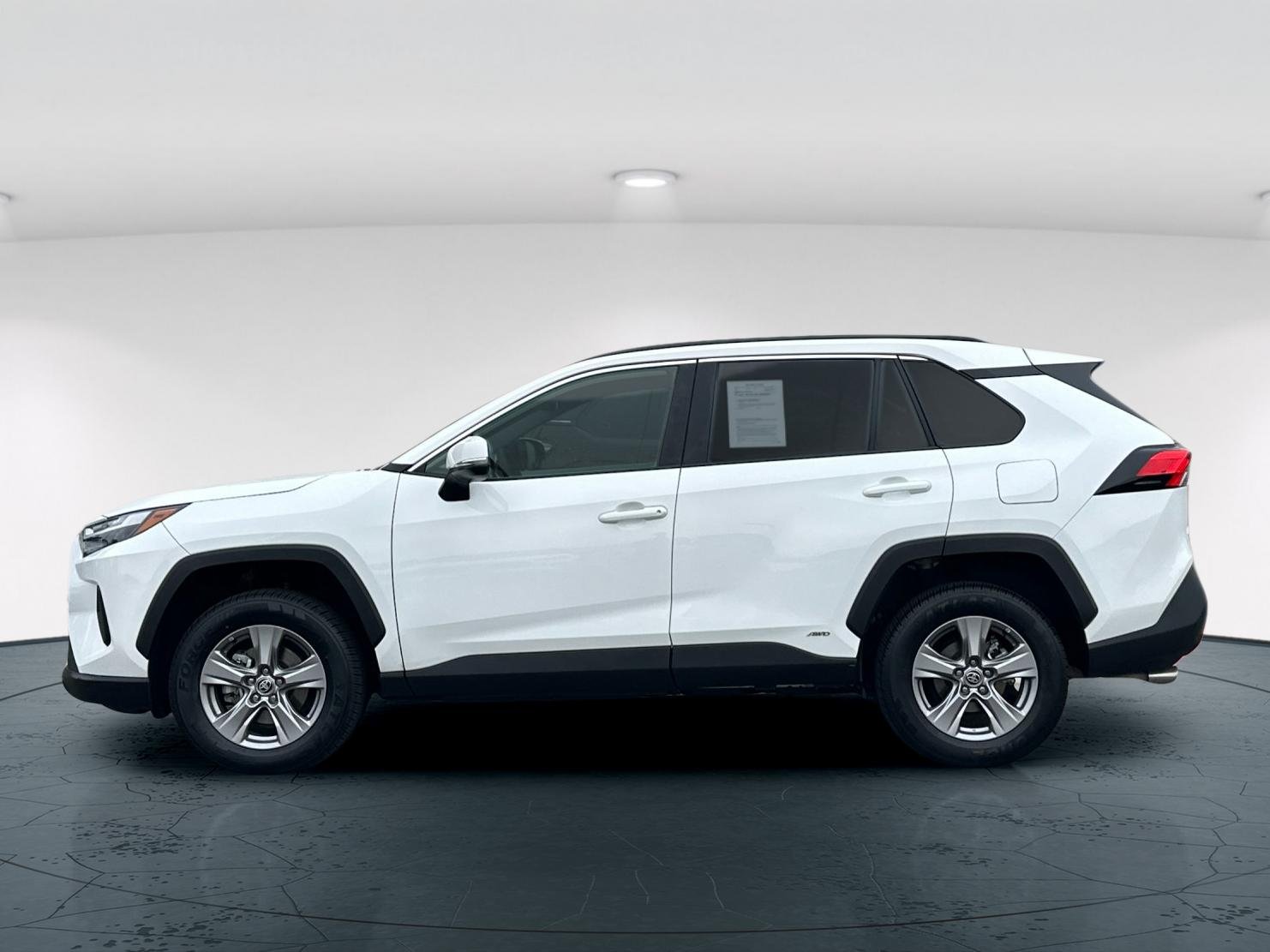 Used 2022 White Toyota XLE 4D Sport Utility image 3